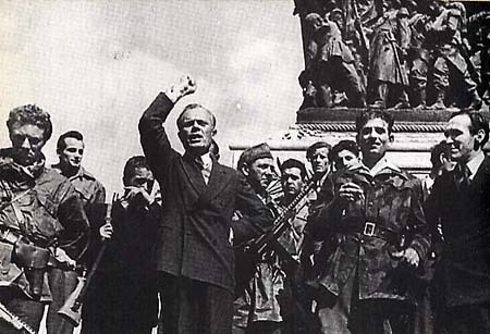 1945 - Sandro Pertini fra i Partigiani a Milano tiene il suo primo comizio dopo la Liberazione 