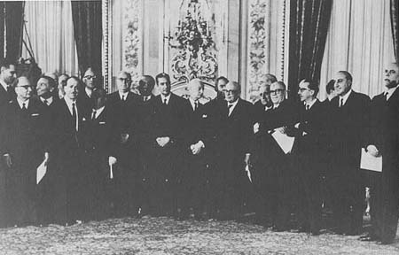 1963 - Il Giuramento del primo governo di centrosinistra, si riconoscono Aldo Moro, Pietro Nenni e Giuseppe Saragat