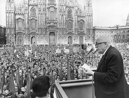 1966 - I cittadini milanesi ascoltano il comizio di Pietro Nenni