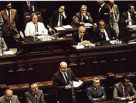 1985 - 29 gennaio, Il Presidente del Consiglio Bettino Craxi parla alla Camera 