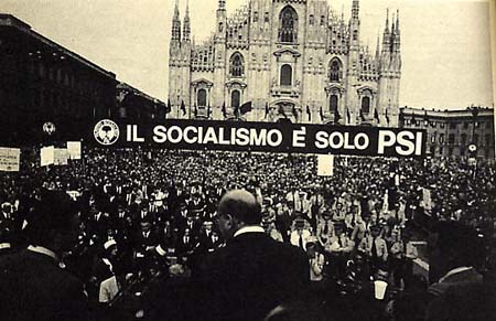 1979 - Bettino Craxi tiene un comizio in Piazza Duomo a Milano 