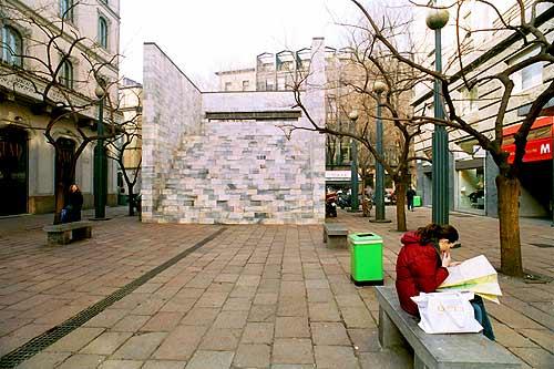ECCO PERCHÉ VOGLIAMO SALVARE IL MONUMENTO A PERTINI, dell’Arch. Emilio Battisti, da La Repubblica del 16 giugno 2010