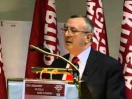 UNO STRANO PAESE di Angelo Sollazzo